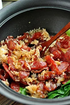 【广式腊味煲仔饭】1.锅底抹油,入洗净大米及1.5倍米的水;2.泡60min,加半汤匙色拉油拌匀;3.按下煮饭键,煮至8成熟,上面铺腊肠.姜丝,再打个鸡蛋,盖盖继续煮至煮饭键跳起,不开盖,焖15min;5.小油菜洗净,放盐.滴几滴油烫熟,捞出沥���;6.开盖入小油菜,浇调味汁拌匀即可~