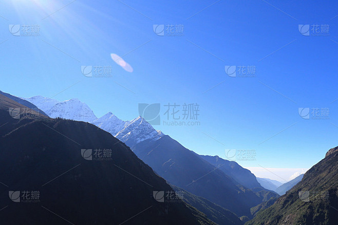 从尼泊尔出发的公路上的阿玛达布拉姆峰 