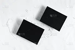 两张黑色卡片模型，背景上有阴影。