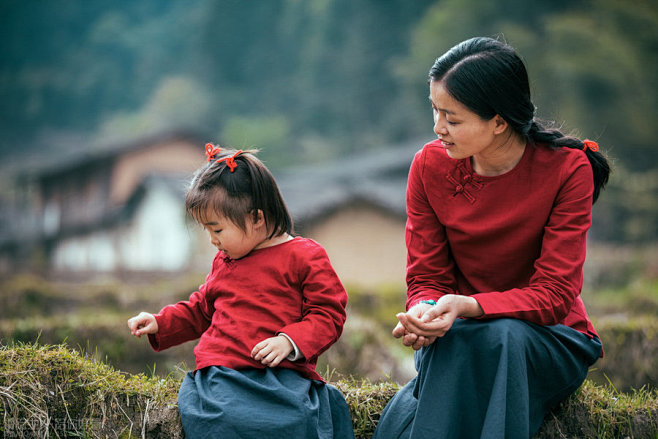 一对母女，一袭素衣，一片原野……