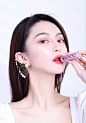 我前一段不是去日本出差嘛！！药妆店的柜姐给我疯狂安利了晓姿AG抗糖饮，因为之前已经被好多女明星种草过，所以这次一口气屯了好几盒！
  
博主这个职业工作时间都是非常不固定的，通宵熬夜工作也是常有的事，很多时间都在飞机和酒店度过，而且特别容易忍不住夜宵和甜品的诱惑~所以为了皮肤好，我也开 ​​​​...展开全文c