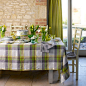 5. 春季餐桌的装饰
一些漂亮的盆栽和一块美丽的桌布，就是一顿秀色可餐的盛宴，我知道你会选择更好的桌布的。