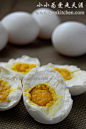 腌鸡蛋
家里有吃不完的鸡蛋，教你来腌制出油的咸鸡蛋。

原料：
24个鸡蛋
1小碗盐
1杯高度白酒
保鲜膜若干

做法：
鸡蛋清洗干净，晾干水分，注意，一定要晾干水分哦！
在白酒里面泡一泡，20秒30秒都可以。
然后滚上一层盐
用保鲜膜包好，这样干了以后盐粒不会掉下来
包好的鸡蛋装到大号的保鲜袋里，放到太阳下暴晒一个下午，据说这是出油的关键，我腌鸡蛋前特意查了天气预报，找了个超级晴朗的天气做的，暴晒了一个下午，然后放到阴凉处30天。
吃的时候拿出来，拔掉保鲜膜，冲干净盐粒，放