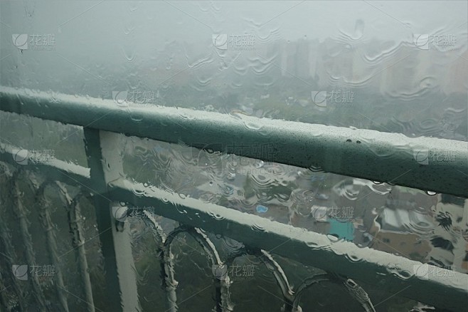 一场暴风雨打在阳台的窗户上。