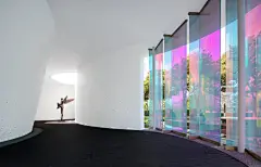 美学体验类 | 领地悦府 - hhlloo : 天府成都，新都核心，比邻川音，独特的地理区位是领地悦府项目展开设计的原点，在成都市新都区，四川音乐学院是最闪亮的名片，八十载川音，人才济济，星光熠熠。在川音的学院路南，领地悦府与川音毗邻，借一偶星光，点亮艺术星河，向艺术致敬，构建城市共享与销售展示二合一双重界面，让景观开敞，面向城市