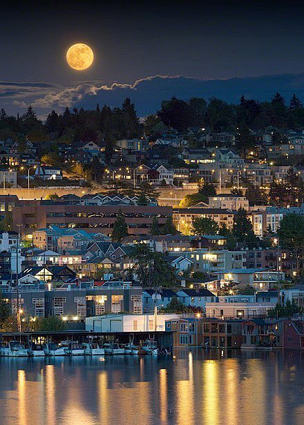 西雅图的超级月亮，和这座城市一样，美到让...