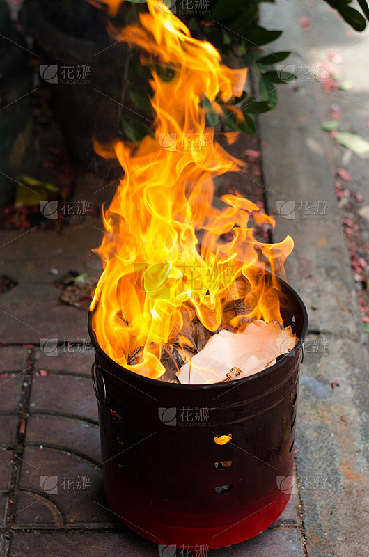 春节祭祖，烧纸金