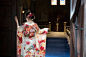 礼拝堂で毛皮を広げる女性 - kimono ストックフォトと画像
