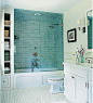 瓷砖——浴室里的装饰，透着清灵与水纹荡漾的感觉。