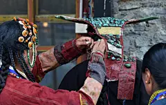 孔雀服饰——穿在身上的千年历史_普兰县 : 在西藏阿里地区普兰县科迦村，一名老人穿着古老的服饰（7月22日摄）。在西藏阿里地区普兰县，至今保留着独特的藏族服饰——普兰服饰。 7月22日在西藏阿里地区普兰县科迦村拍摄的古老服饰。 7…