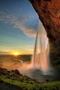 冰岛塞里雅兰瀑布，太阳照耀在水帘上，幻化成一道美丽璀璨的水雾。