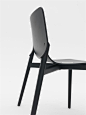 他们利用蒸汽技术使得椅子的木材有了焕然一新的美感，尽可能地探索木质的可塑性，减少椅子的厚度而不损害其结构的完整性。
