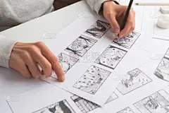 用手用铅笔画影片的故事板.画家画卡通人物.