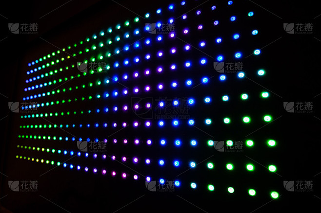彩色RGB LED灯在黑色背景。LED矩阵与WS2812B条。在数字LED显示屏上播放动画和效果。彩