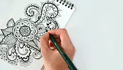 免费 人拿着黑笔素描花 素材图片