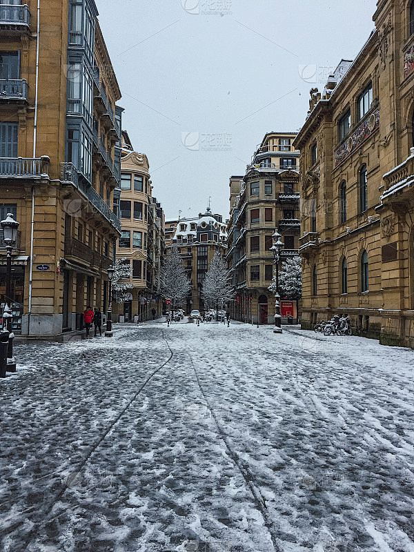 街道在冬天与新雪_5095607945_...