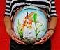 【幸福的肚皮画：准妈妈们最美丽的纪念作品】
艺术家Carrie Preston身为两个孩子的妈，认为孕妇是世界上最美的人。为了纪念怀孕这件美好的事，她把孕妇隆起的肚皮当做画布，拿起画笔挥洒出独一无二的“肚皮画”。当她作画时，肚皮底下的宝宝也会像在庆祝似的，挥舞小脚踢踢妈妈的肚皮。