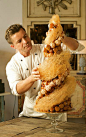 #世界美食# 用50个泡芙球做的这款甜点叫：Croquembouche ，是传统的婚礼甜点。每个烤好的泡芙球内挤满奶油馅，再用熬好的焦糖将他们粘连起l来........ photo via Patisse