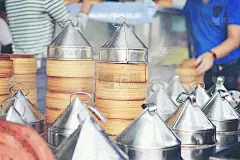 团团点心都是在炉子上蒸着的中餐馆里很受欢迎，食物就是放在容器里(点心)好吃的吃。