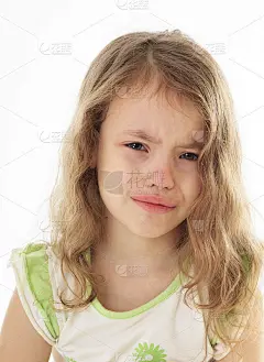 伤心的小女孩哭了。