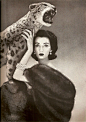 介绍一位古典美女~与赫本合作出演过电影《甜姐儿》，两人也因此成为私交好友。50年代超模朵薇玛 Dovima，1927年12月11日 生于纽约。是上世纪50年代迪奥“New Look风潮”的代表人物，也是著名摄影师查德·阿维顿的灵感缪斯。阿维顿为朵薇玛拍摄的“与大象共舞”是时装摄影作品中的经典之作。