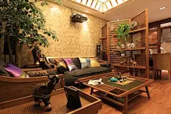 注重自然、禅意的东南亚风格一般用于大户型，但这户业主想要把家装修成接近自然，拥有东南亚异域风情的空间，设计师提出建议，小空间要避免大面积的造型，注重局部区域的细节体现，用大面积壁纸和小巧的摆件或艺术品增强整体格调，这样房间才会变得开阔且精致。