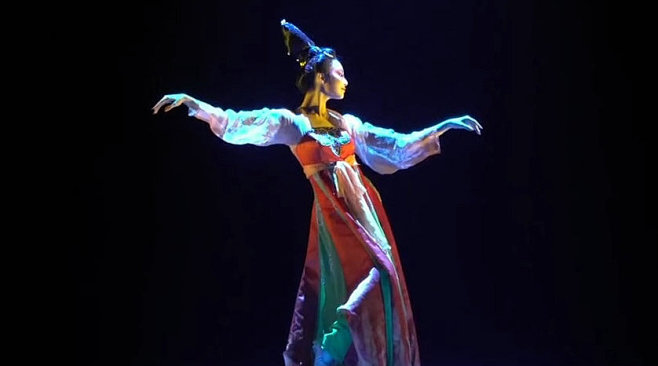 北舞桃李杯上的这支独舞《唐印》实在是太美了。从光影到服饰妆容，从灵动婉转的指尖到这千姿万状的身韵无一不叫人美到愣神。以唐代女俑塑像为引展现的是 ...