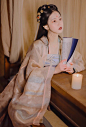 【 钗头凤 】

  微风软，消愁难。望穿湖色悲情满。
  佳人叹，低声唤。一别难断，暖寒春短。  
  晚，晚，晚。       
  三生憾，催人懒。易沉心事欢颜展。
  黄昏暗，泪始寒。怕别于岸，各生新欢。  
  散，散，散。
  
  摄影/后期 @盼盼法式巨可爱 
  模特/ @梨砸_Daisiki 
  文案/ @盼盼法式巨可爱 
  师傅/ @大小眼周 @雨霖儿Yveline 