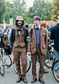 最近全球掀起文艺复兴热潮，”Tweed Run“是09年开始在伦敦每年都会举办的时髦骑行运动，莫斯科车手们也行动起来了，近期“Tweed Ride MOSCOW”举行，这项活动，骑手们人人一件格纹软呢衫，再加上衬衫、礼帽、卡其裤与皮鞋等单品，充满了浓浓的复古英伦风情。