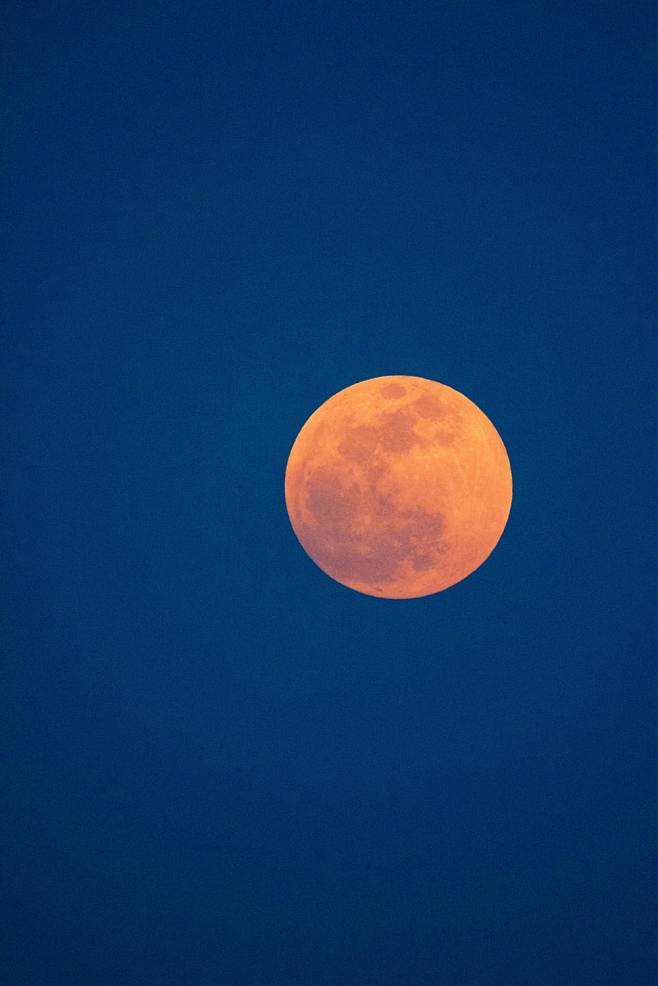 New Moon `一轮新月