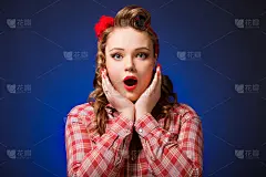 漂亮的海报女郎在复古50年代的风格