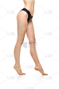 美丽的女性腿，臀部和腹部孤立的白色背景。运动，性感的身体与良好的皮肤在内衣。