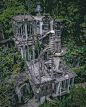 Las Pozas：隐藏在丛林中的超现实主义仙境

在一次反常的霜冻中损失了2万株兰花之后，英国人 Edward James 转向了他的挚爱
—— 超现实主义，用岩石和混凝土重建了他的花园。这座超现实主义的建筑是由 Edward James 在1962年到1984年之间建造的，位于墨西哥山区的亚热带雨林中，海拔超过610米。 ​​​​