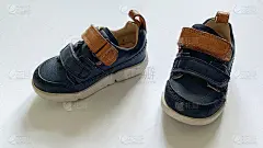 孩子们用过的旧鞋子的特写。儿童的概念。