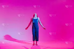 年轻时髦的女孩在彩色霓虹灯背景下在工作室跳舞。音乐dj海报设计。