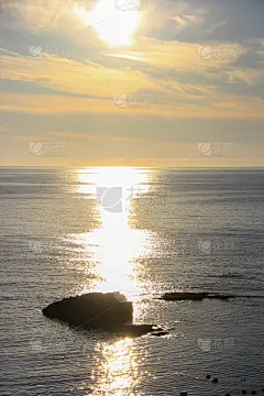 大海在夕阳的照耀下闪闪发光
