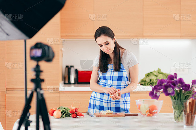 在厨房里拍摄烹饪视频的女性美食博主