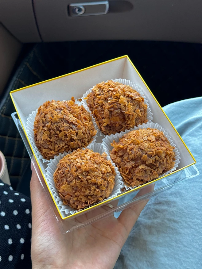 老式糕点铺内的花瓣采集图片-卷卷卷卷啊