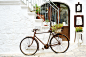 意大利阿普利亚白色城市奥斯图尼的一辆老式自行车靠在墙上。-艺术图片意大利风格概念