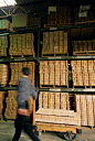 工业,运输,摄影,调色板,家具_200361826-001_Warehouse worker moving materials with palette_创意图片_Getty Images China