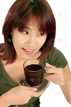 孤立的年轻亚洲女人和一杯咖啡
