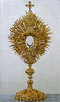 工艺品｜Monstrance。
圣体光，也称圣体发光、圣体皓光、圣体光座或圣体显供架，是天主教、旧天主教、圣公宗和信义宗等宗派在一些宗教仪式上面使用的一种祭具，通常为镀金银制品，正中开有一个透明的小窗，用于嵌入圣体，四周呈放射性线条，以表现出“圣体发光”的主题。
图源：Pinterest。
#艺术哲人# ​​​​...展开全文c