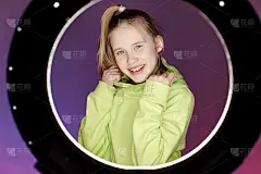 年轻时尚的女孩在工作室的彩色霓虹灯背景。音乐dj海报设计。一个年轻的女孩舞者的肖像。