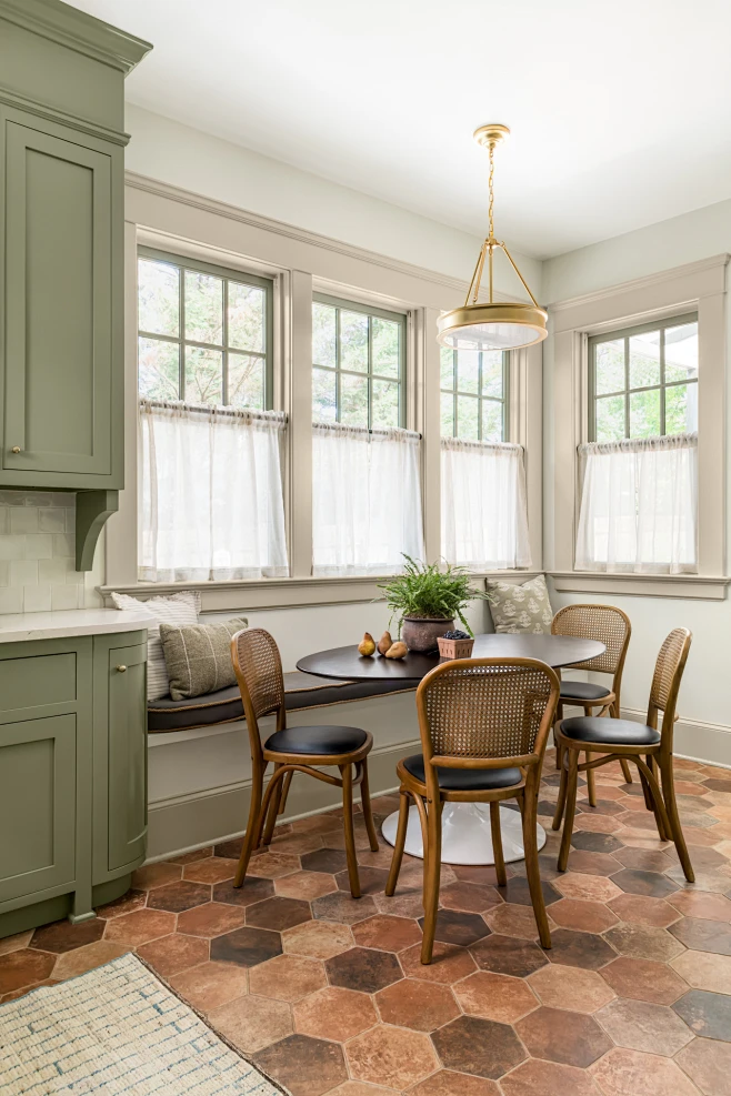Dining room - transitional dining room idea in Atlanta-花瓣网