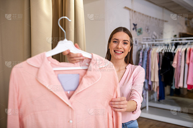 店员向顾客提供一套漂亮的服装