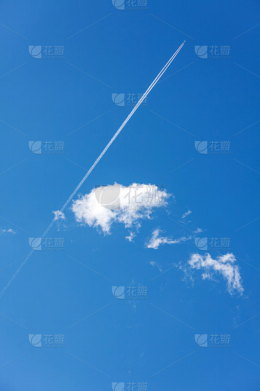 飞机和云