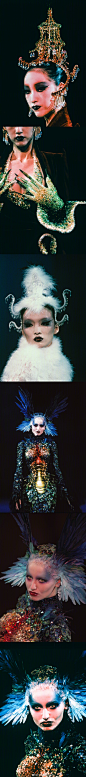 格莱美颁奖礼上Cardi B女士三套夺人眼球的礼服，均来自Thierry Mugler 1995秋冬高定系列。上世纪九十年代正是Thierry Mugler创作的高峰期，诞生了无数精彩绝伦的设计，可谓妖冶浮华无出其右～  (1)