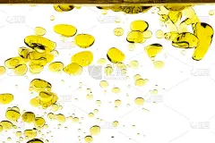 橄榄油。金油在水中漂浮的抽象斑点