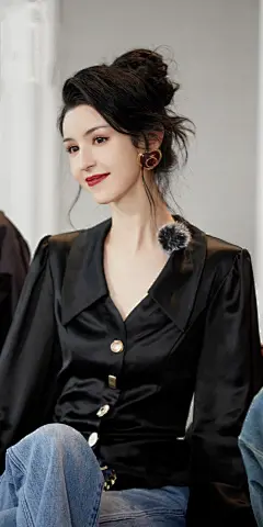 哈妮克孜酷感写真壁纸：烈焰红唇搭配黑衣牛仔，化身复古摩登女郎 ​​​​