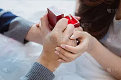 迷人的年轻亚洲夫妇微笑男子提供结婚戒指的幸福和兴奋的女人为求婚在浪漫的时刻。爱人的联结和关系。夫妻相